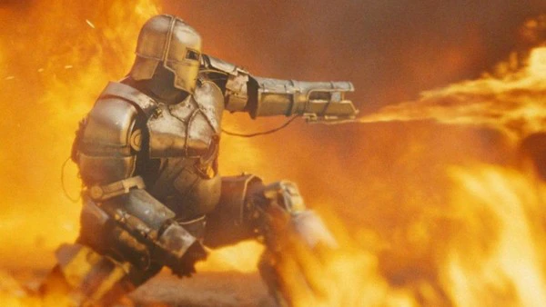 Iron Man utilisant son lance flammes